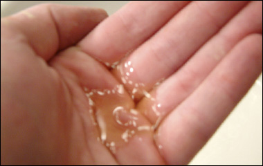 betvictro伟德体育Liquid-Soap-in-Palm