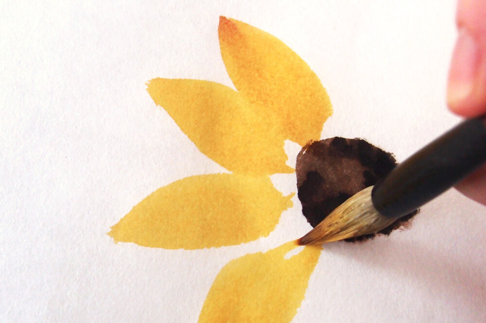 betvictro伟德体育一枝中国毛笔在画向日葵花瓣