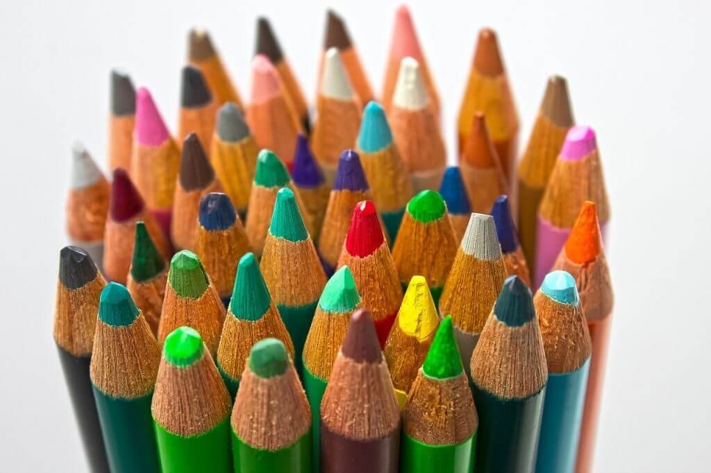 betvictro伟德体育一捆不同颜色的彩色铅笔