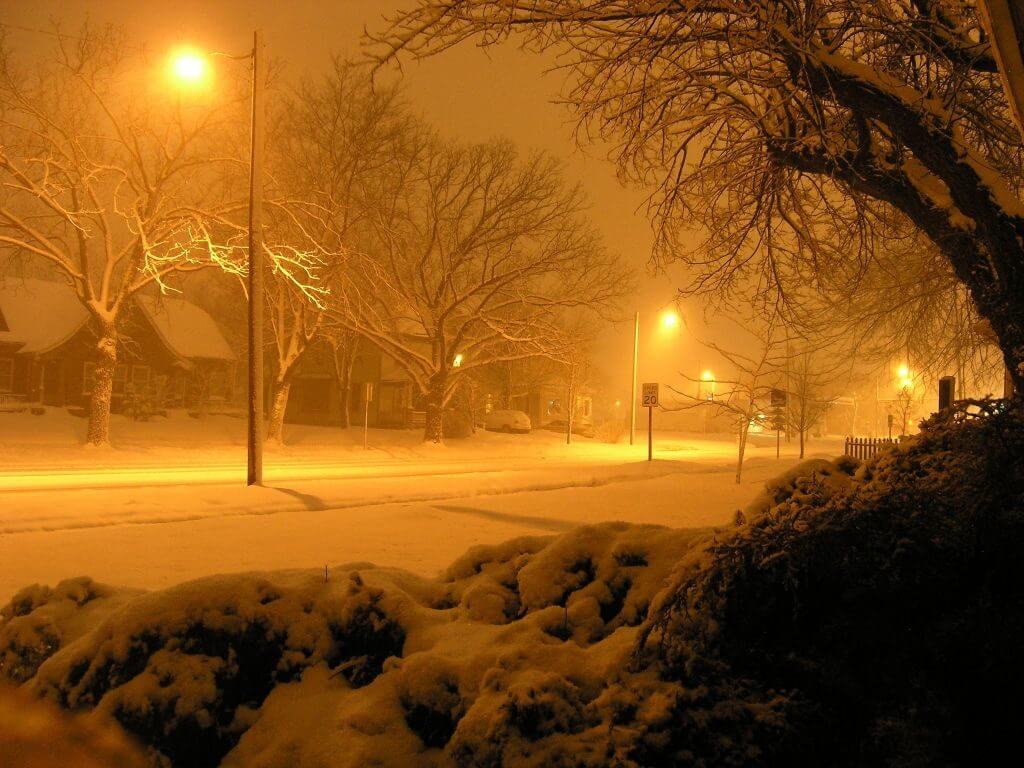 betvictro伟德体育白雪皑皑的冬天街道上闪烁的路灯