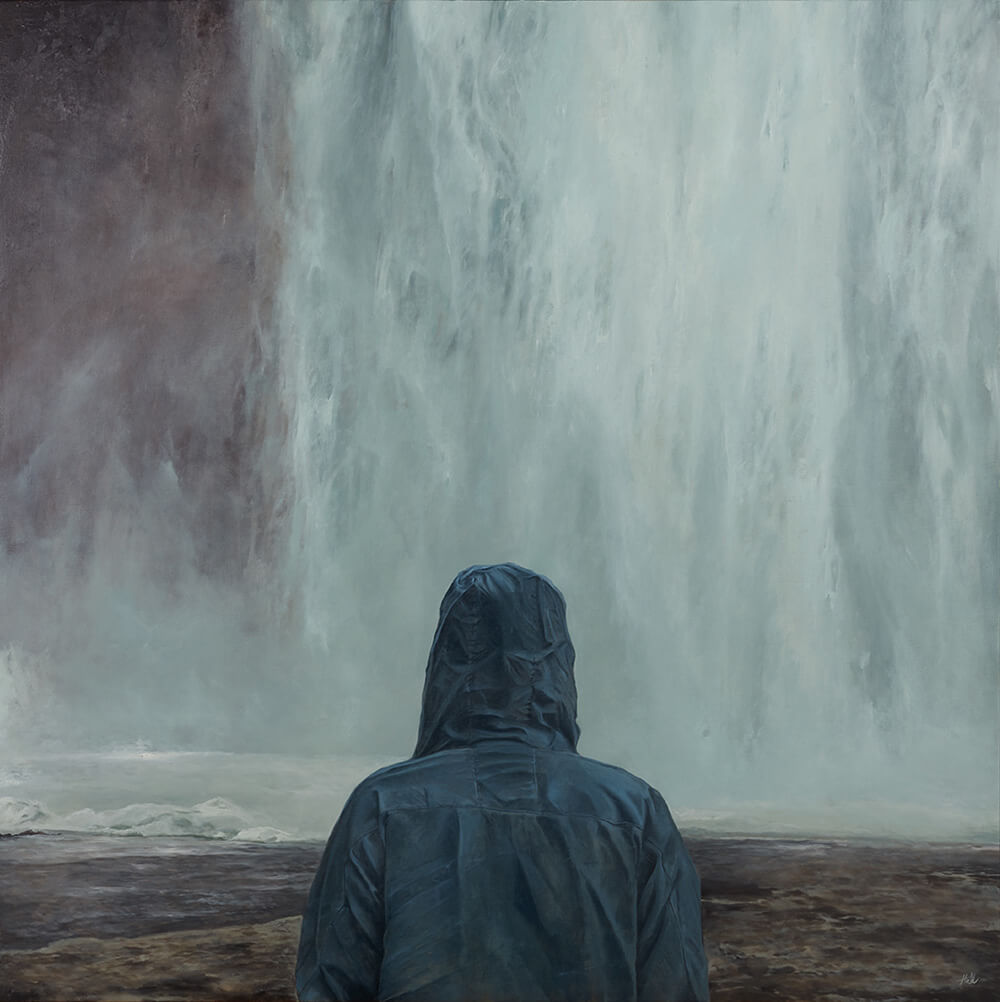 betvictro伟德体育一个穿着蓝色雨衣的人凝视着瀑布