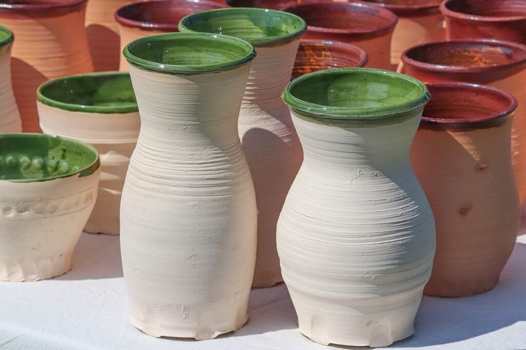 betvictro伟德体育几只上沿有独特绿色玻璃的陶瓷花瓶